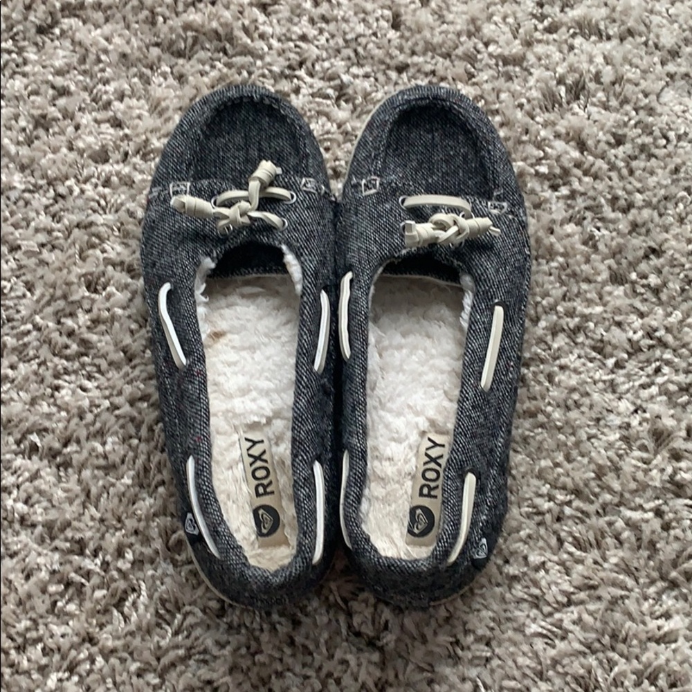 Roxy fur lined moccasins in size 9